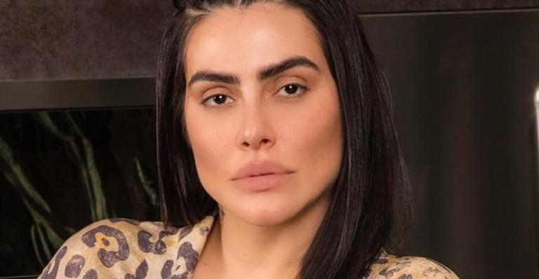 Cleo mostra parte dos seios e foto provocante bomba nas redes sociais