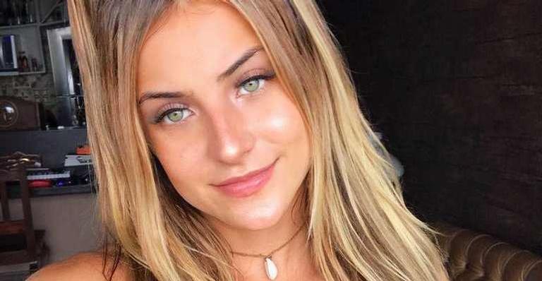 Ex-BBB Gabi Martins posa sem sutiã e mostra tatuagem sexy: ”Que gata”