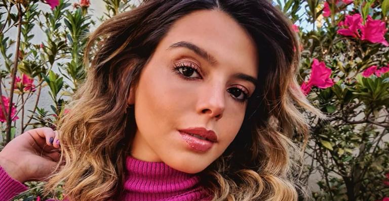 Giovanna Lancellotti se diverte ao dar banho de seu cachorrinho