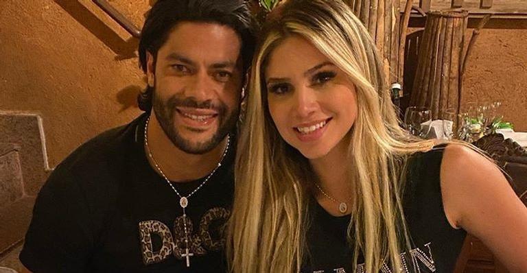 Hulk posa com a noiva com look de festa junina: ”Viva São João”