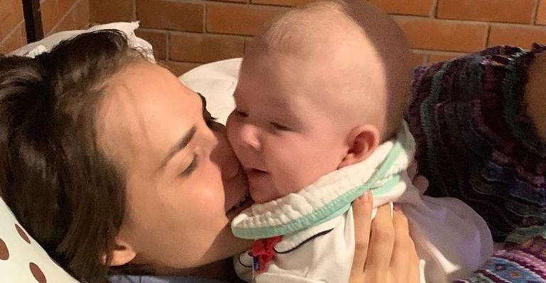 Leticia Colin compartilha foto de momento fofo ao lado do filho e se declara: ”Vou te cuidar”