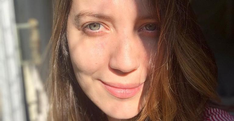 Nathalia Dill posa com roupas confortáveis na cama e brinca: ”Difícil sair”