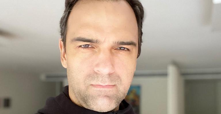 Tadeu Schmidt conserta a geladeira sozinho e revela: ”Nunca tinha consertado nada na minha casa”
