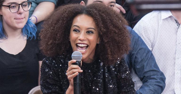 Taís Araujo surge tomando café e faz desabafo: ”Fase que não está nada fácil”