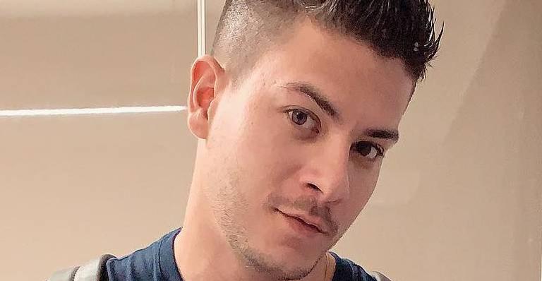 Arthur Aguiar posa com a filha e fala sobre mudança: ”O mais difícil será ficar longe de você”