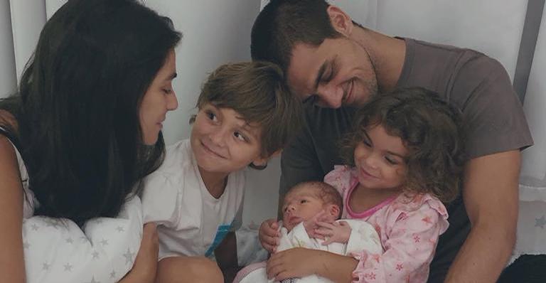 Pais de três, Felipe Simas e Mariana Uhlmann não terão mais filhos: ”Fábrica fechada”