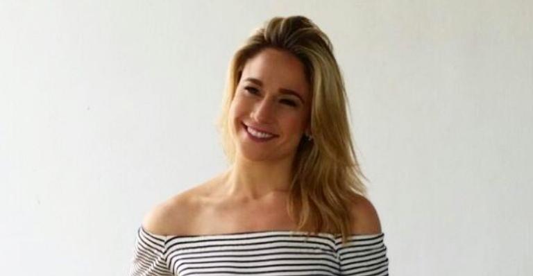 Fernanda Gentil posa de máscara ao lado da mãe e de seu filho, Gabriel