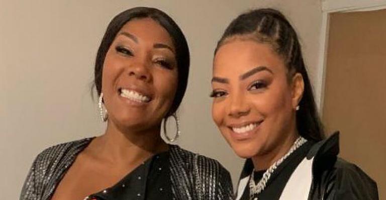 Com a esposa, Ludmilla faz festa surpresa para a mãe e se declara: ”Minha rainha”