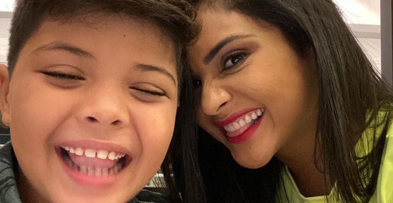 Mileide Mihaile se derrete ao registrar o filho estudando e se declara: ”Vida da minha vida”