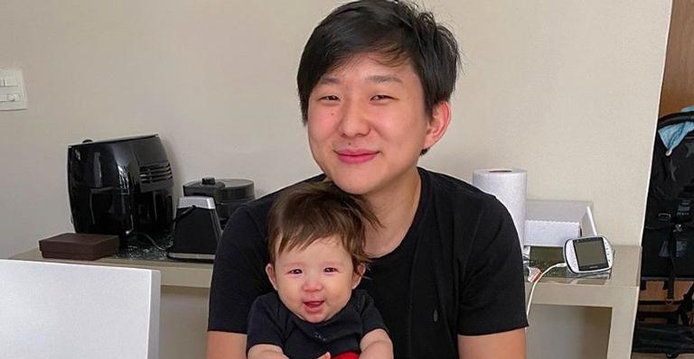 Pyong Lee atualiza as definições de fofura ao flagrar o filho, Jake, dando um sorrisão