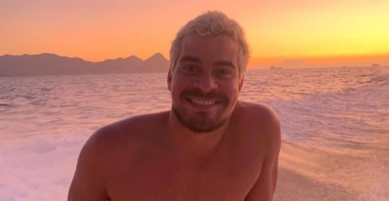 Thiago Martins encanta ao posar com seu mascote canino