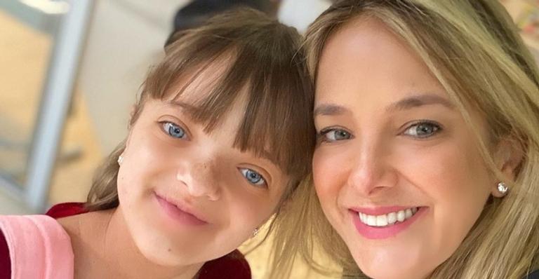 Ticiane Pinheiro se arrisca ao cortar o cabelo de Rafinha, que fica em choque com resultado