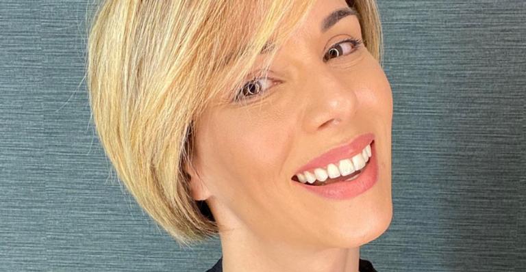Ao lado de lírios, Ana Furtado revela spoiler de ‘É de Casa’ para os fãs