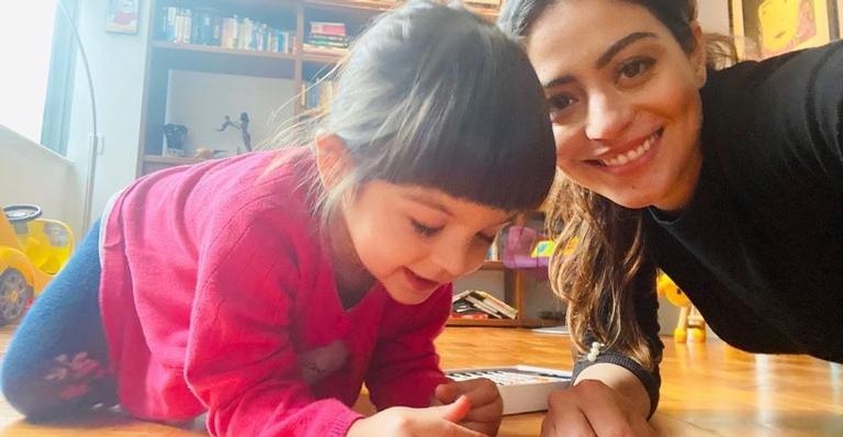 Carol Castro encanta ao relembrar clique com a filha: ”Saudade de ir numa festa junina”