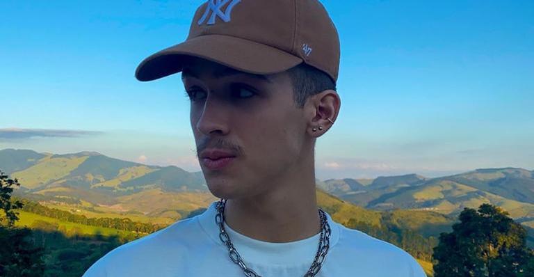 Em quarentena, João Guilherme personaliza camiseta com estampa tie dye