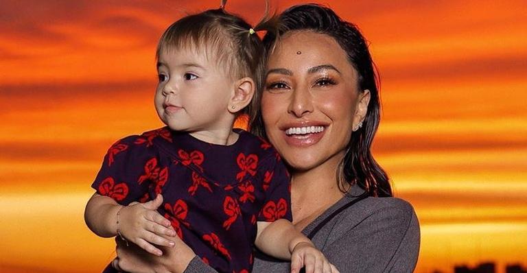 Filha de Sabrina Sato invade sessão de fotos da mãe e rouba a cena da web: ”Muito fofa!”
