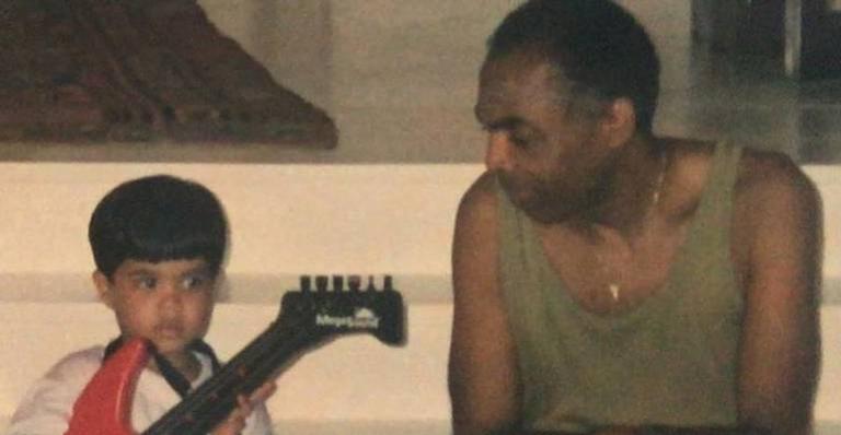 Com foto de quando era criança, Francisco Gil comemora aniversário do avô: ”Meu herói”