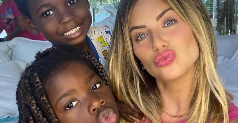 Gio Ewbank explode o fofurômetro ao exibir Titi e Bless fantasiados de ‘Power Rangers’