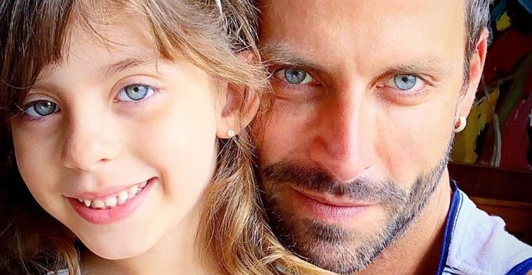 Paizão coruja! Henri Castelli se derrete pela filha vestida de caipira: ”Minha princesa”