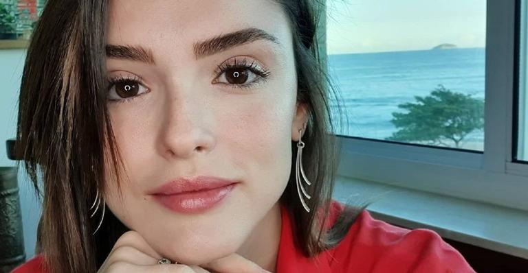 Isabelle Drummond derrete a web ao recordar foto de sua infância: ”Fui uma criança muito feliz”