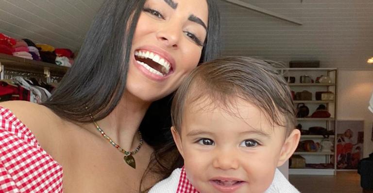 Jade Seba presenteia filho de 1 ano com um carro: ”Neneim motorizado”