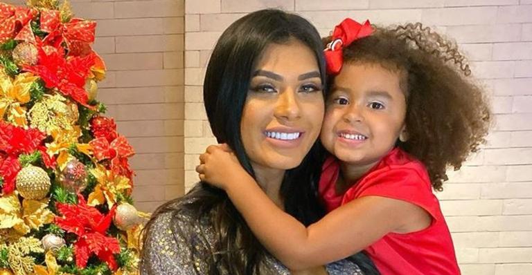 Pocah derrete o coração dos seguidores ao compartilhar vídeo fazendo graça com a filha