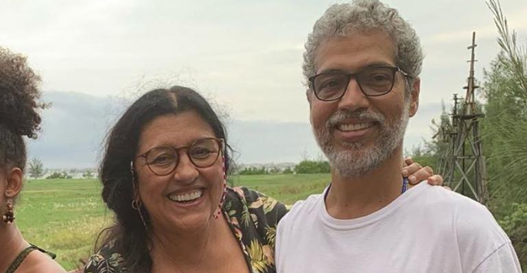 Regina Casé celebra aniversário de namoro com Estevão Ciavatta: ”24 anos você cuidando de mim”
