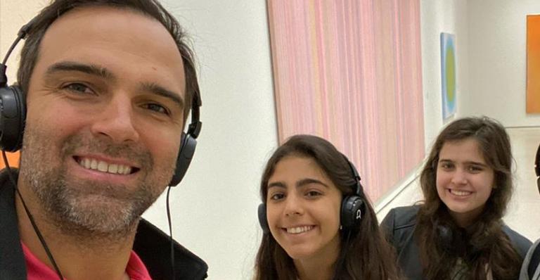 Tadeu Schmidt se diverte ao ensinar filhas a arrumar a casa: ”Fizeram direitinho!”