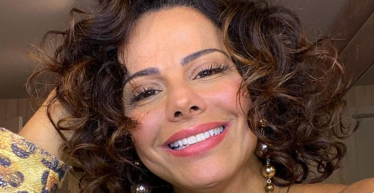 Viviane Araújo surge só de camiseta em cima da cama e deixa pernões em evidência: ”Uma deusa”