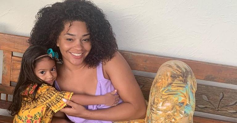 Juliana Alves explode o fofurômetro com registros de sua filha, Yolanda: ”Bom dia!”