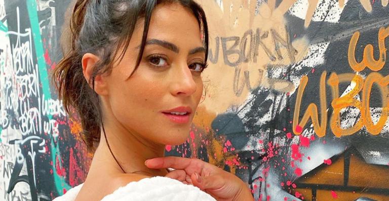 Carol Castro se derrete por gatinho da família e encanta web: ”Lindos”