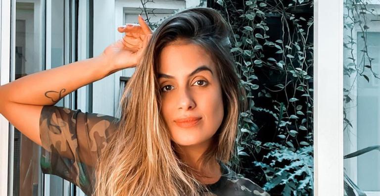 Ex-BBB Carol Peixinho aposta em look colorido para curtir o final de semana