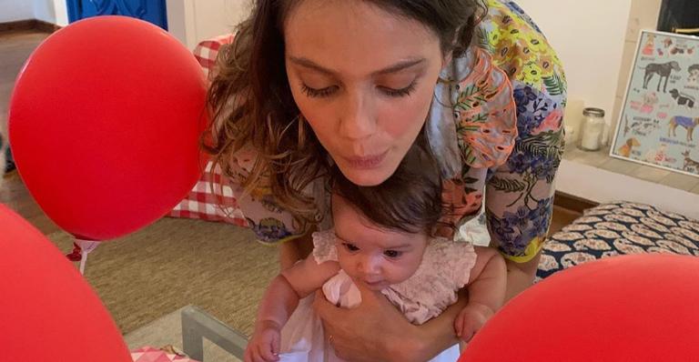Laura Neiva explode o fofurômetro ao celebrar 6 meses da filha na web