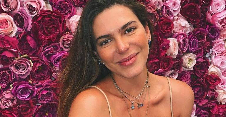 Mariana Goldfarb arranca elogios ao publicar montagem com asas em cachoeira: ”Muito fada”