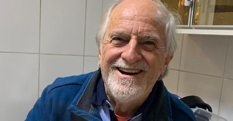 Ary Fontoura tira o dia para limpar o quintal e brinca: ”Rindo para não chorar”