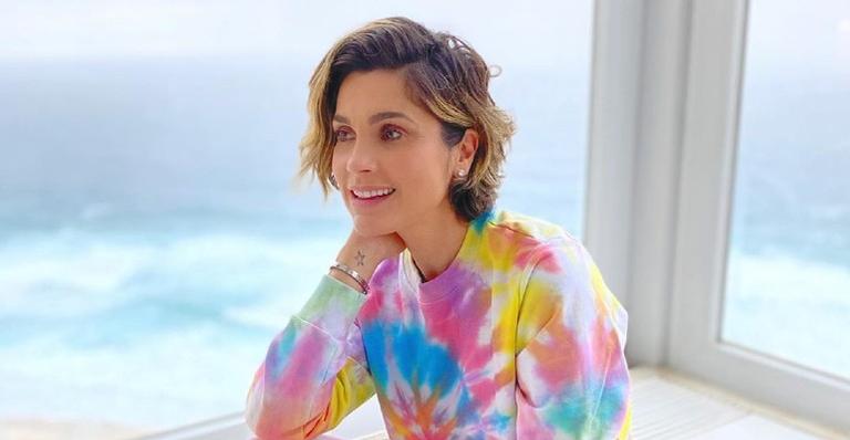 Flávia Alessandra compartilha clique se espreguiçando e brinca: ”Amo passar o domingo de pijama”