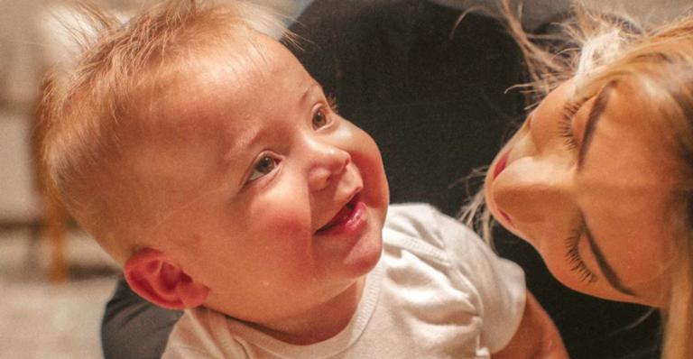 Gabi Brandt posta foto da infância e fãs apontam semelhanças com o filho: ”Davi é a sua cara”