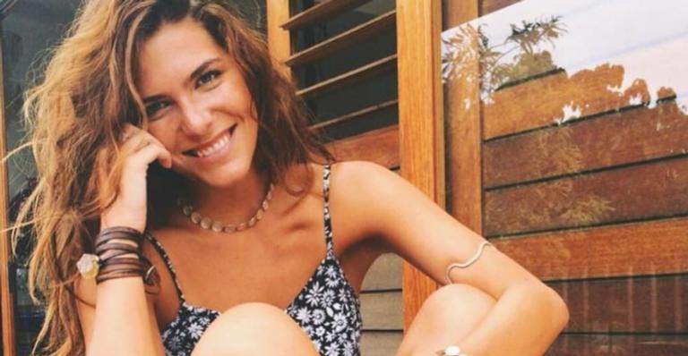 Mariana Goldfarb surge de ponta-cabeça e impressiona fãs: ”Se eu fico assim, o bucho cobre a cara”