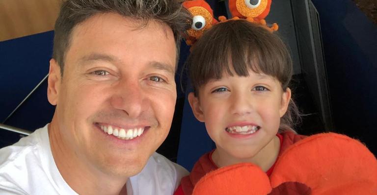 Rodrigo Faro troca de lugar com a filha e diverte fãs: ”Você é maravilhoso”