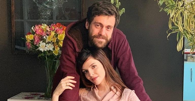Titi Müller derrete os seguidores ao flagrar o filho recém-nascido dormindo no colo de Tomás Bertoni