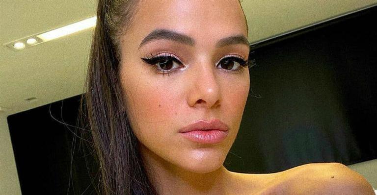 Bruna Marquezine mostra transição capilar e comemora: ”Raiz ondulada”