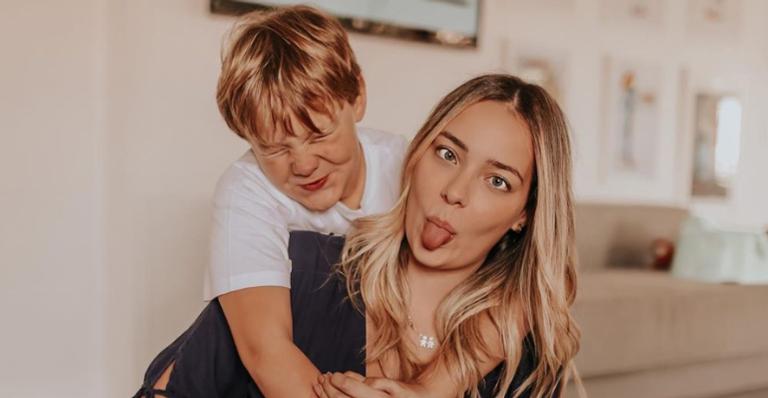 Carol Dantas baba pelo filho mais velho e se declara na web: ”Te amo”