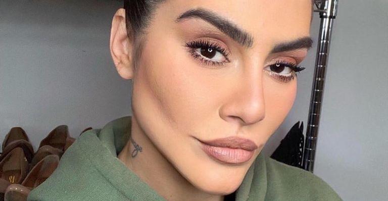 Cleo mostra fotos de seus sete irmãos e questiona: ”Com qual me pareço mais?”