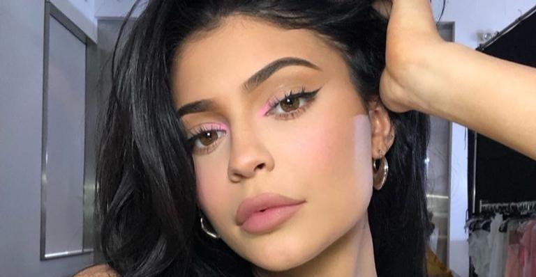 Em novo clique, Kylie Jenner combina cor do cabelo com a do sutiã