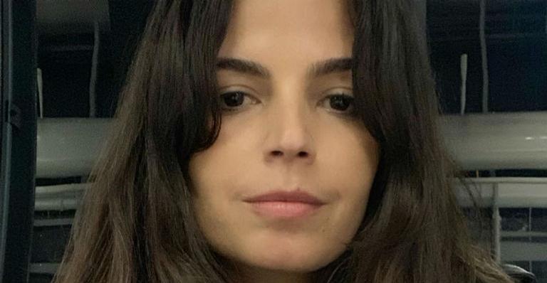 Emanuelle Araujo é clicada pelo namorado pintando as unhas e declara: ”Rituais da quarentena”