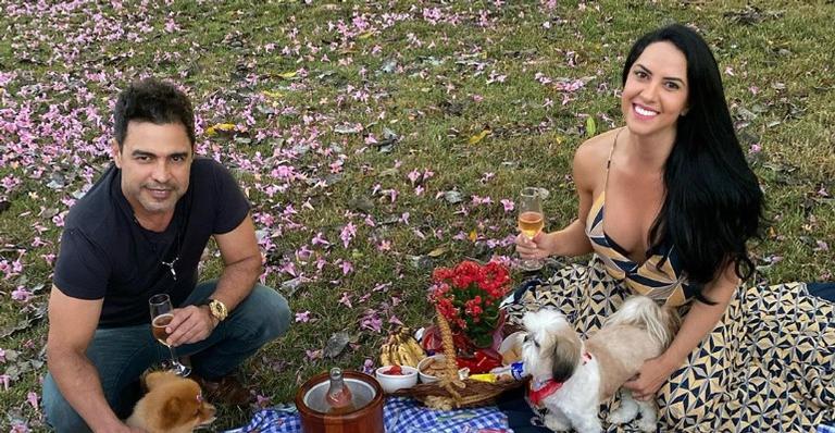 Graciele Lacerda esbanja amor e carinho à uma de suas cachorrinhas de estimação: ”Cheia de saúde”