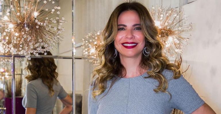 Luciana Gimenez diverte a web ao surgir dançando de maiô cavado