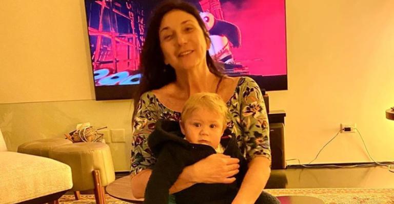 Luiza Possi registra o filho se divertindo com a avó, Zizi Possi e se derrete
