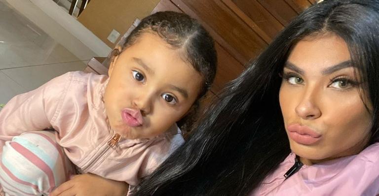 Pocah encanta internautas ao posar com a filha: ”Razão da minha vida”
