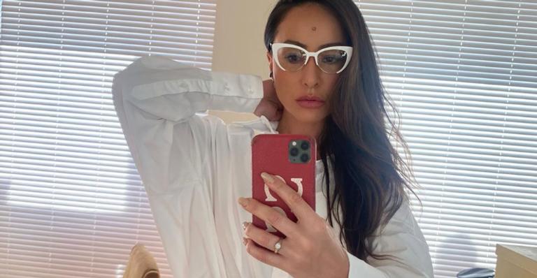 Sabrina Sato aposta em look bufante e faz caras e bocas para a câmera: ”Para começar a semana”